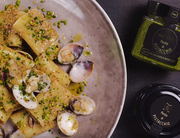 paccheri con vongole e pistacchio